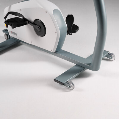 motion easy move <p>Das motion easy move ist eines der Beispiele, bei denen ein konkreter Kundenwunsch zur Entwicklung einer Geräteoption bei uns geführt hat. Eine Krankenpflegerin war für ihre onkologische Station auf der Suche nach einem Trainingsgerät, welches es isolierten, aber nicht bettlägerigen Patienten ermöglichen soll, körperlich aktiv zu bleiben. Das Gerät sollte zum Training in verschiedene Patientenzimmer gebracht werden können. Diese Krankenpflegerin war ganz überrascht, dass es kein solches Gerät standardmäßig auf dem Markt gab. Natürlich leuchtet der Bedarf ein, so haben wir das motion easy move system entwickelt und sind sehr froh, eine Lösung zu haben, mit der eine Person ganz einfach das Gerät auf Rollen heben und unkompliziert bewegen kann.</p>