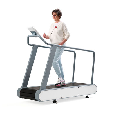 motion sprint 900 SL <p>Die hervorragender Dämpfung wird durch die frei schwingenden Lamellen realisiert, die jeweils nur rechts und links auf Industriekugellagern aufgehangen sind. Dies führt zu den weiteren Vorteilen beim geringen Geräusch, sowie dem&nbsp; angenehm niedrigen Wartungsaufwand und geringem Stromverbrauch. Wie überzeugt wir von dem Laufgurt-System sind zeigt sich am Garantieversprechen, welches sich für den Lamellengurt auf 5 Jahre oder 160.000 km erstreckt.</p>

