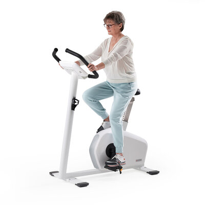 motion cycle 100 med <p>Mit unserem motion cycle 100 med erhalten Sie ein tolles, wartungsarmes und langlebiges Trainingsgerät, welches Ihnen in der täglichen Trainingstherapie lange Freude machen wird.</p>

<p>Dabei ist es immer&nbsp;medizinisch nach der (EU) 2017/745 Art. 120&nbsp;zertifiziert und somit sowohl für Patienten geeignet als auch für den anspruchsvollen oder vorerkrankten Trainierenden für den Heimgebrauch beliebt.</p>

<p>Sehr gefragt ist der niedrige und weite Aufstieg, der es auch bewegungseingeschränkten Personen ermöglicht, ohne fremde Hilfe auf- und abzusteigen. Der&nbsp;vertikal verstellbare Sattel und der Lenker, der verschiedene Haltepositionen ermöglicht, machen das motion cycle 100 med zu einem ergonomisch gelungenen Trainingsgerät.</p>
